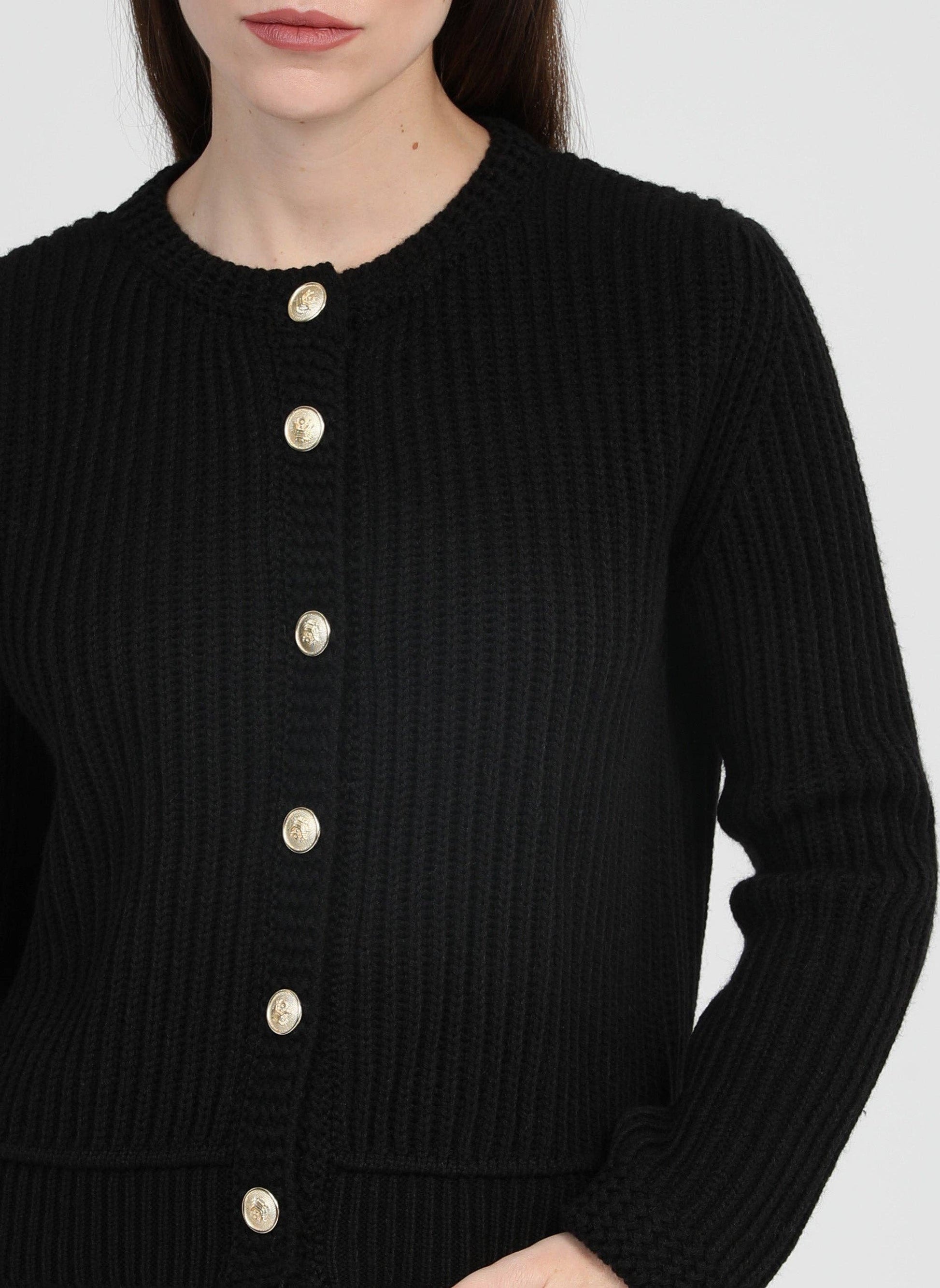Cardigan nero in maglia con bottoni dorati