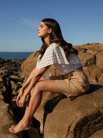 Blusa in sangallo con ricamo e scollo elasticizzato