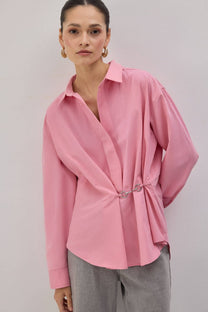 Camicia in popeline con accessori in metallo