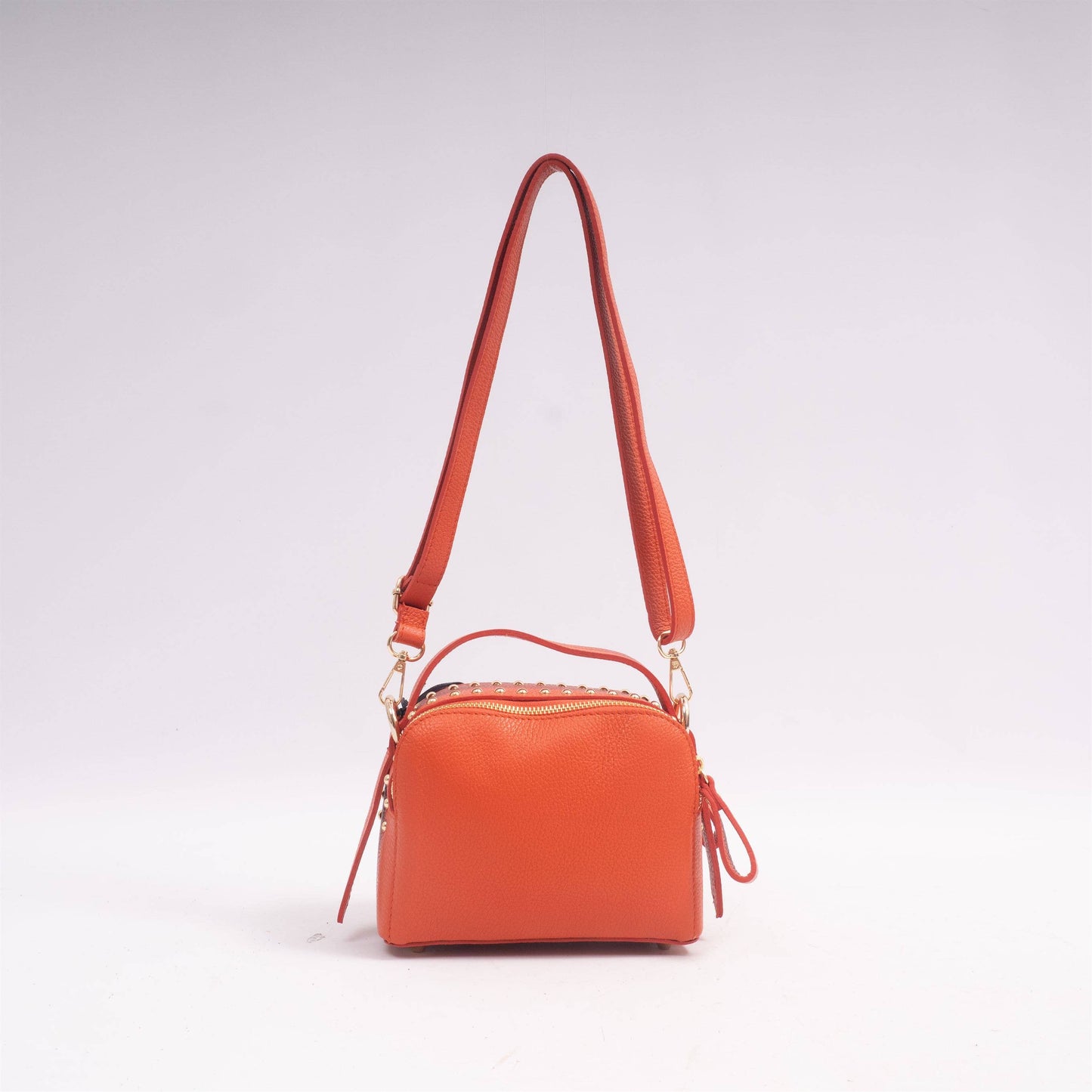 Borsa a tracolla in pelle granulata con borchie
