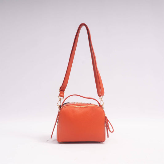 Borsa a tracolla in pelle granulata con borchie
