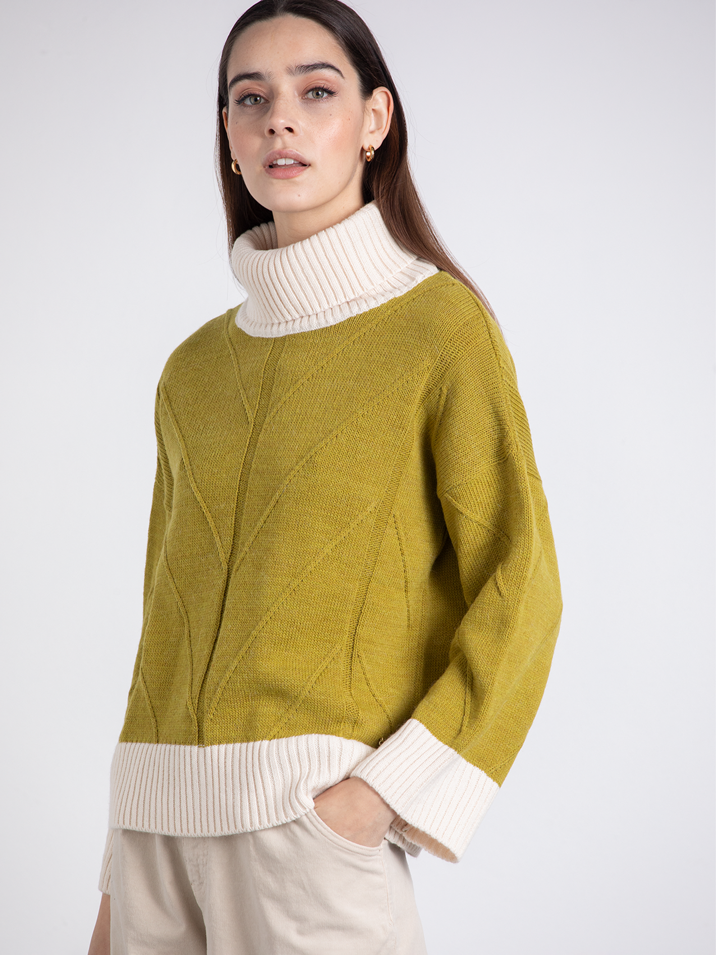 Maglione in maglia con collo alto a contrasto