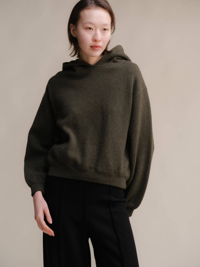Felpa cropped con cappuccio in lana d’agnello superfine