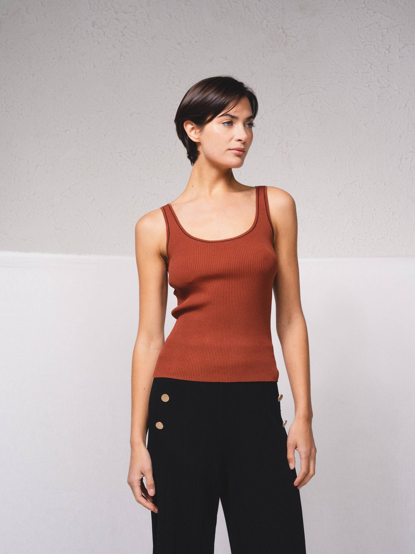 Top in maglia a coste con profili a contrasto