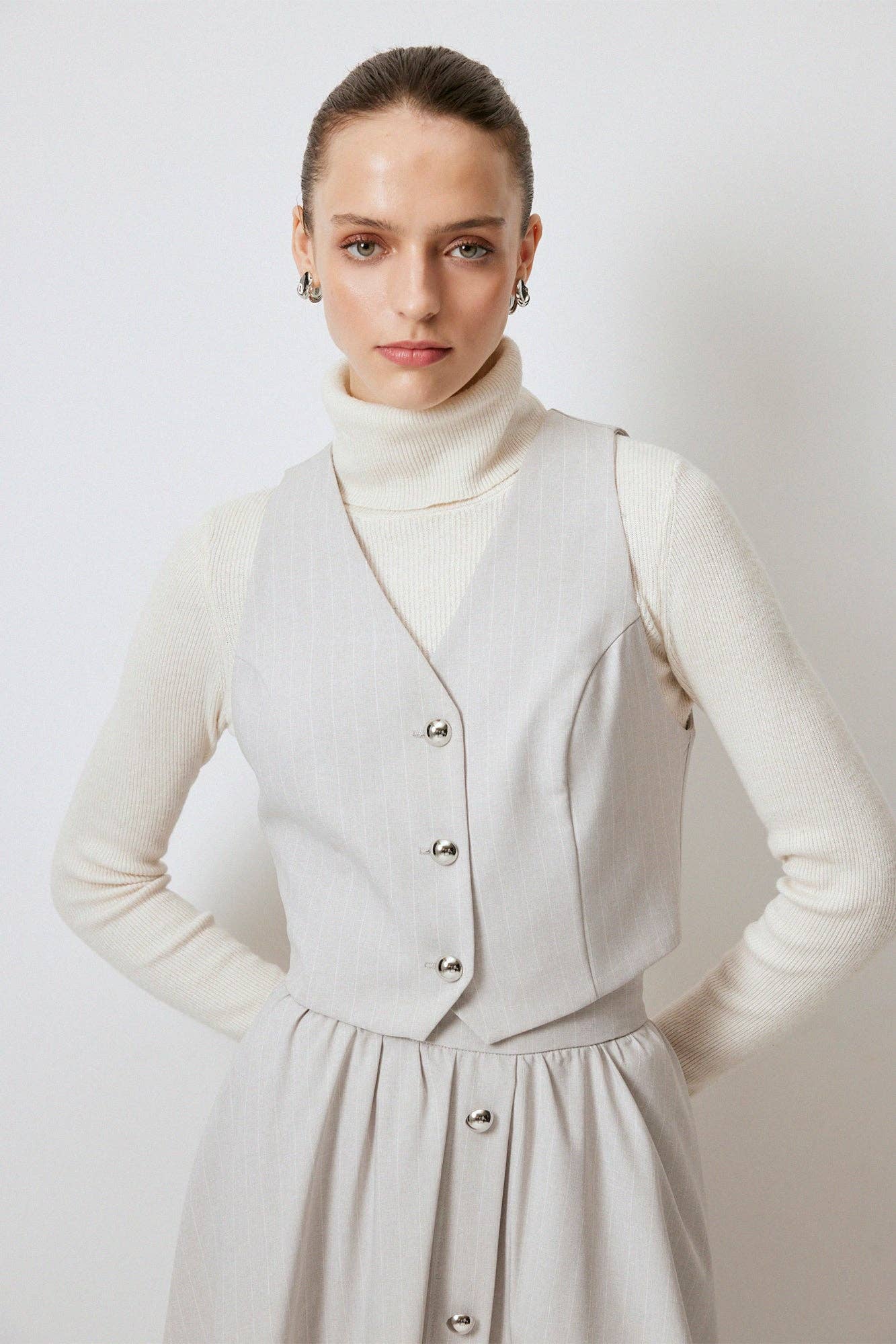 Completo gilet e gonna midi gessata