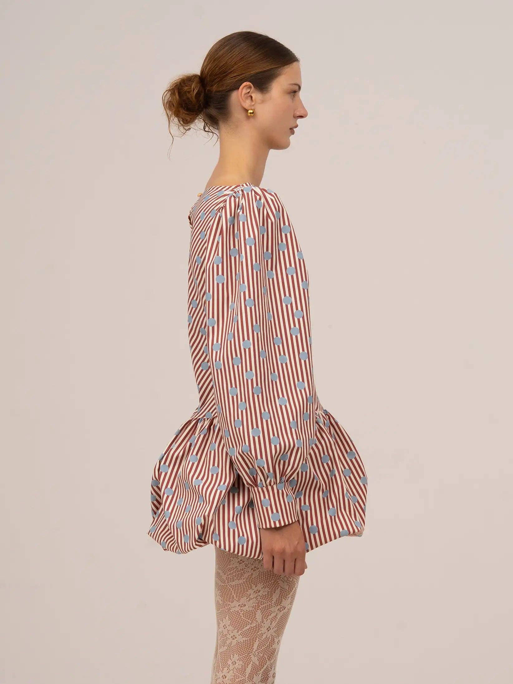 Abito mini a righe rosse con pois blu