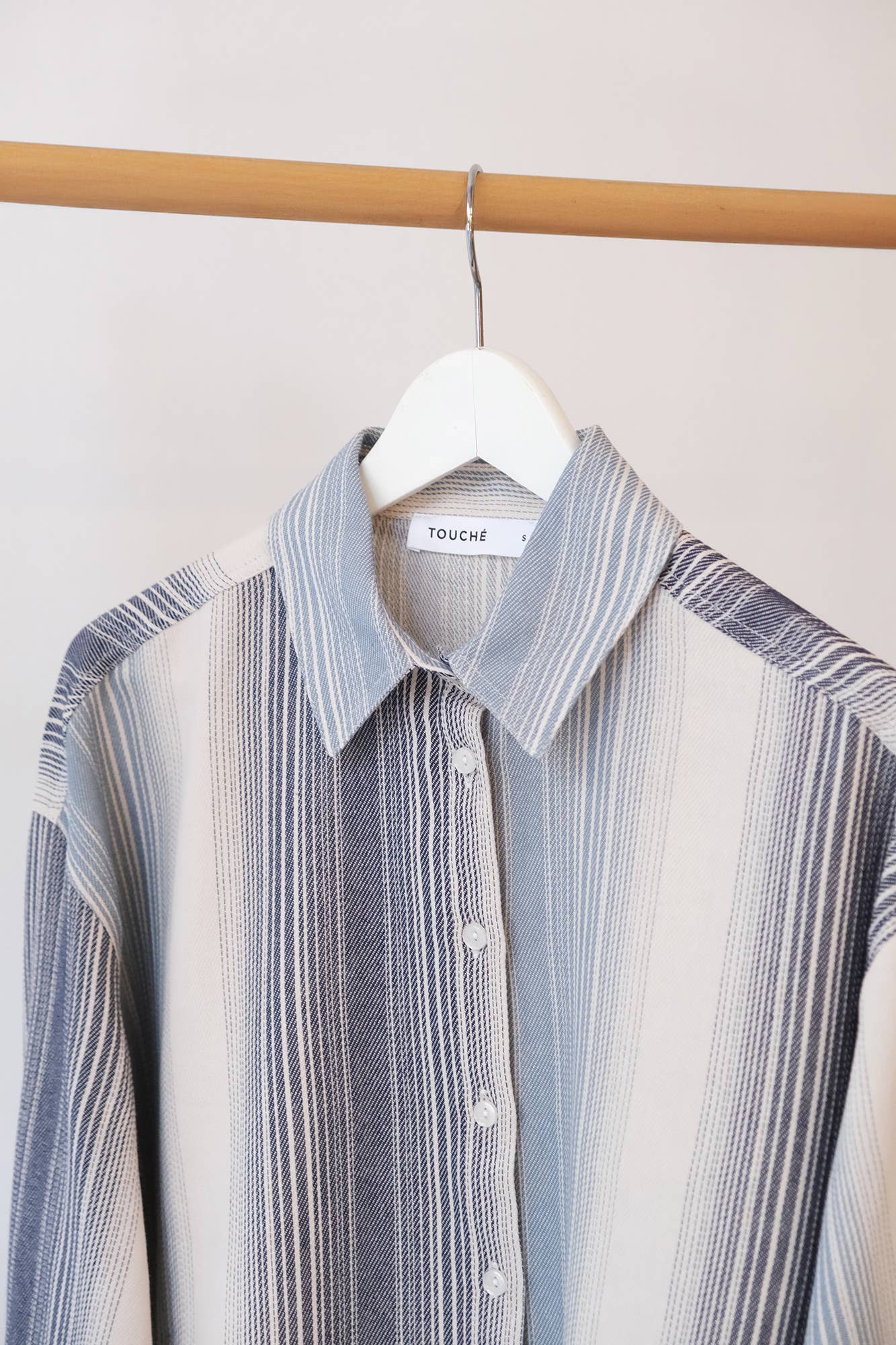 Camicia in cotone a righe testurizzate dalla vestibilità comoda in tonalità blu freddo