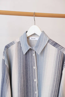Camicia in cotone a righe testurizzate dalla vestibilità comoda in tonalità blu freddo