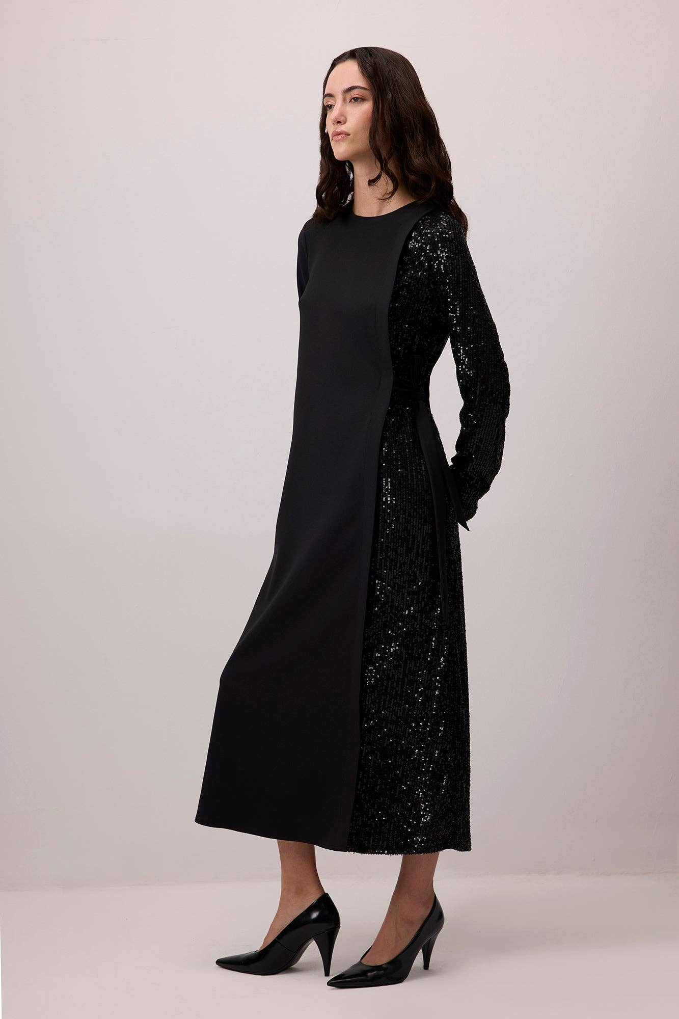 Abito midi in crêpe con paillettes a contrasto