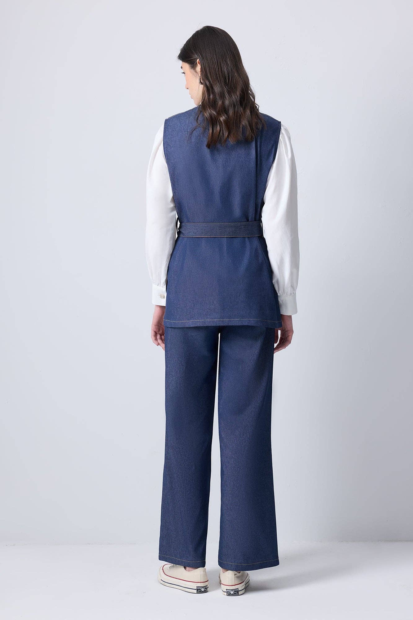 Set in denim con gilet e pantaloni con cintura