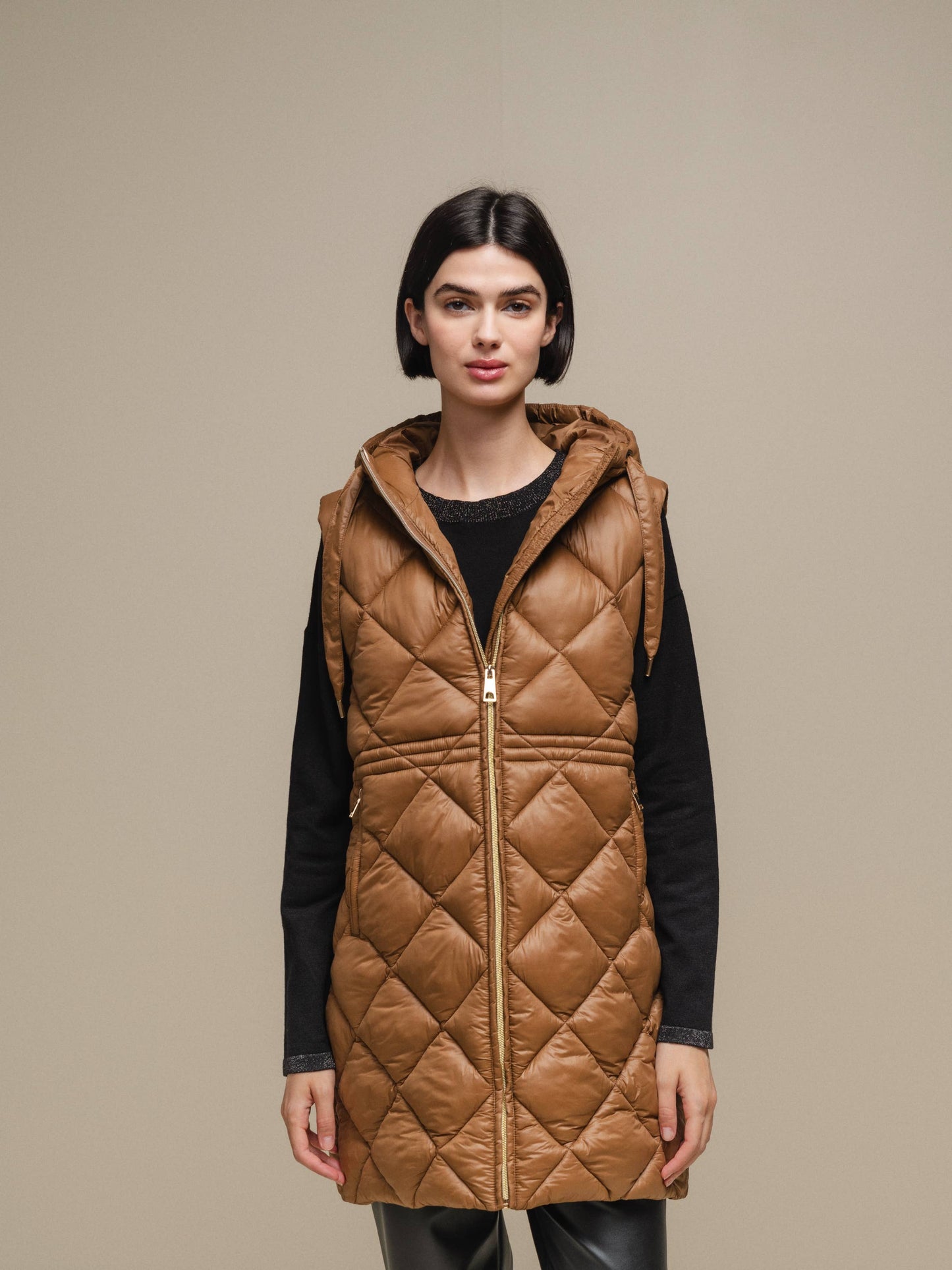 Gilet imbottito lungo con cappuccio da donna