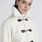 Cappotto corto teddy con chiusure a gancio