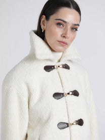 Cappotto corto teddy con chiusure a gancio