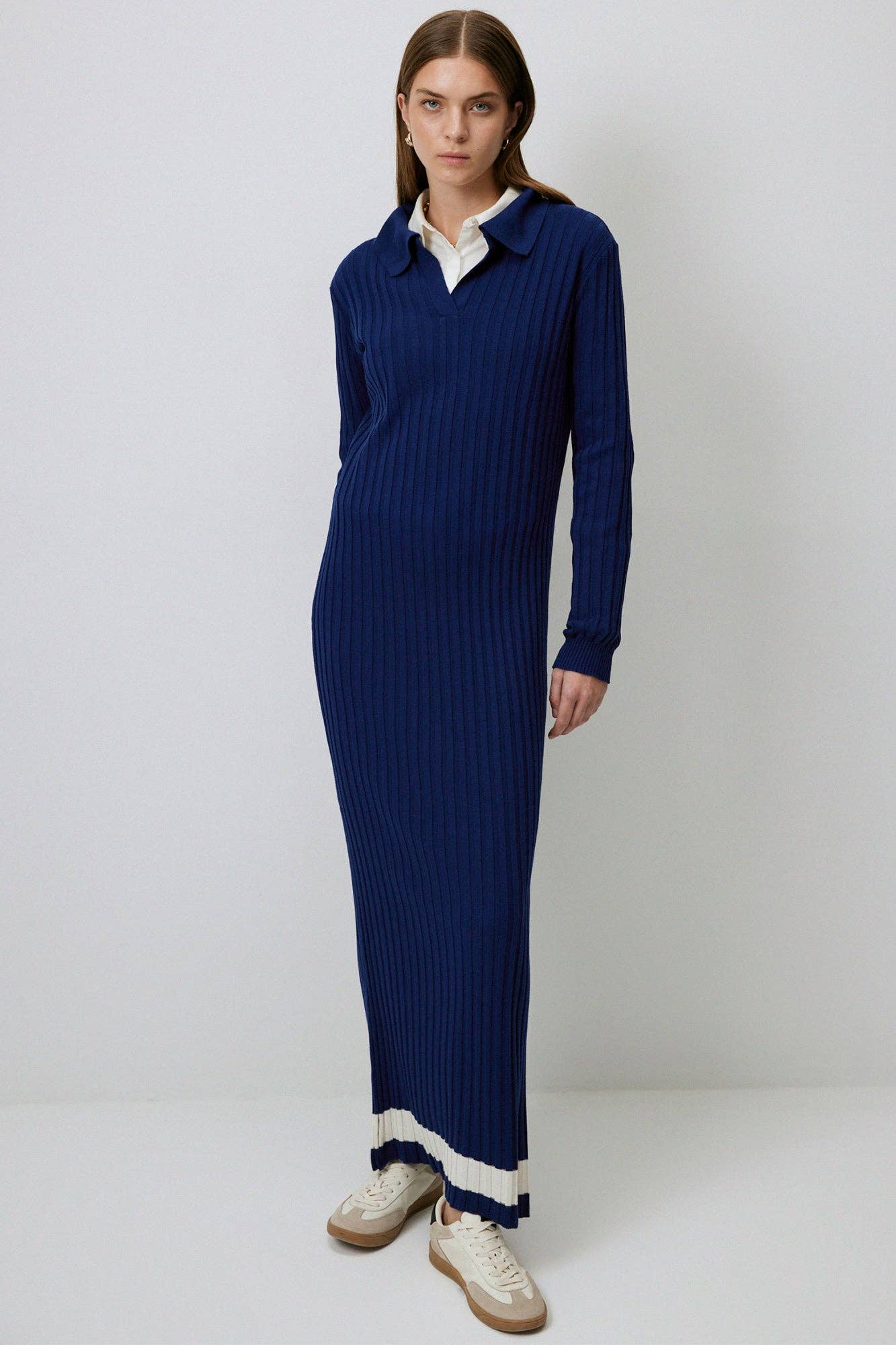 Abito maxi in maglia a coste con colletto polo