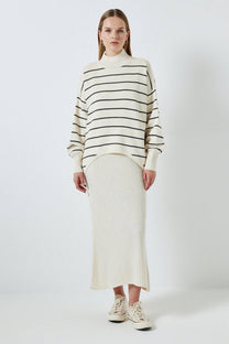 Set in maglia a righe con maxi maglione e abito longuette