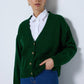 Cardigan in maglia verde con tasche e bottoni