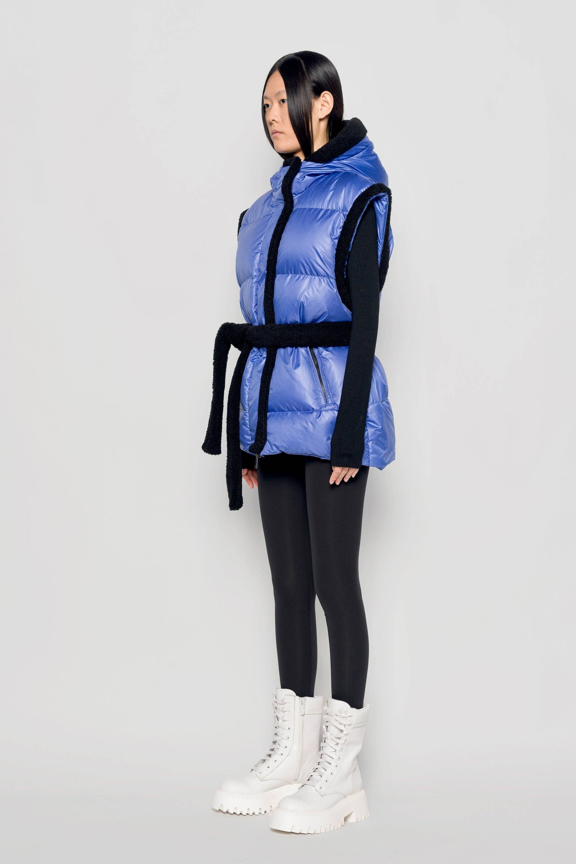 Gilet imbottito con cappuccio e cintura in eco shearling