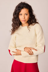 Maglione bianco in maglia con toppe a cuore e bottoni sul retro