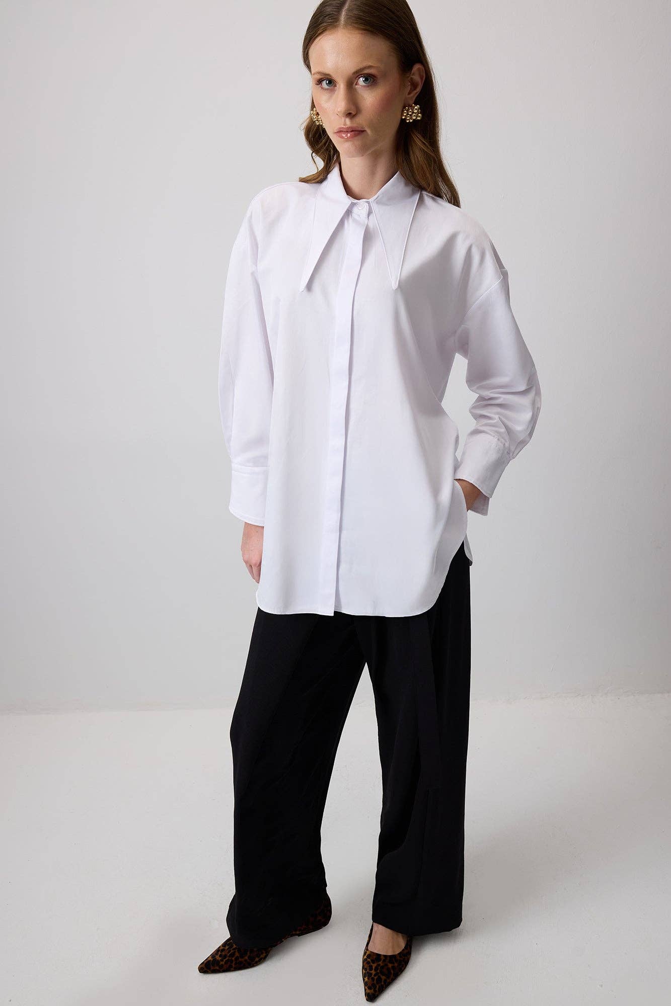 Camicia oversize in misto cotone con colletto a punta