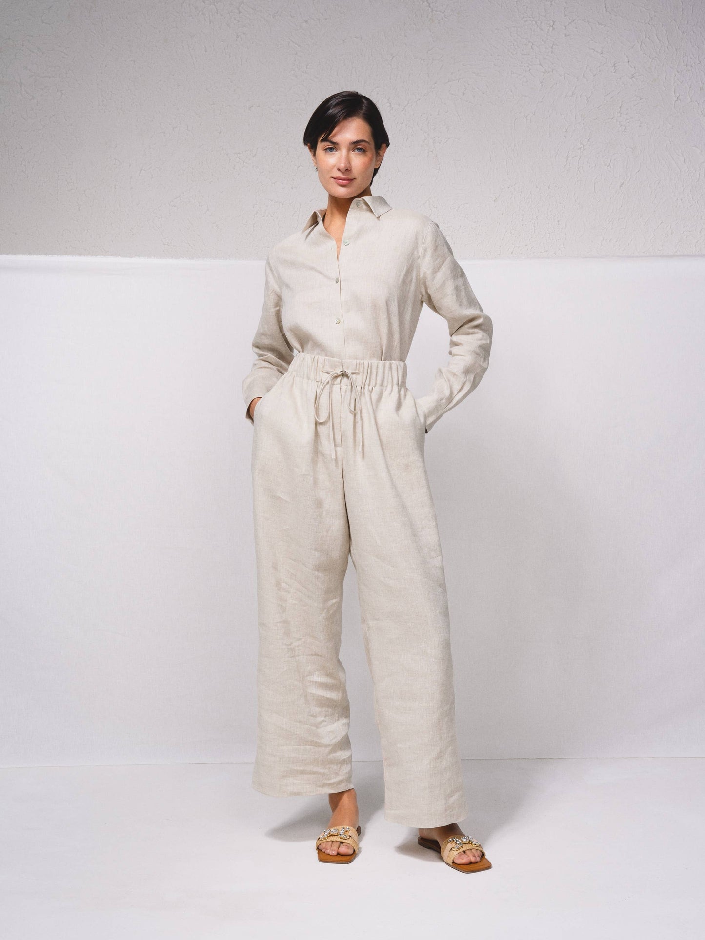Pantaloni larghi in lino con vita elasticizzata e coulisse