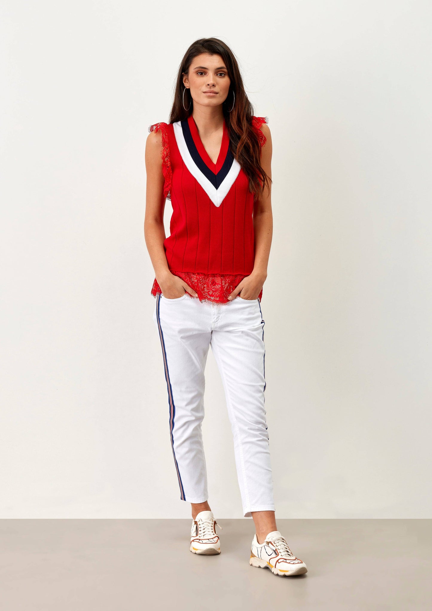 Top con scollo a V e volant in pizzo