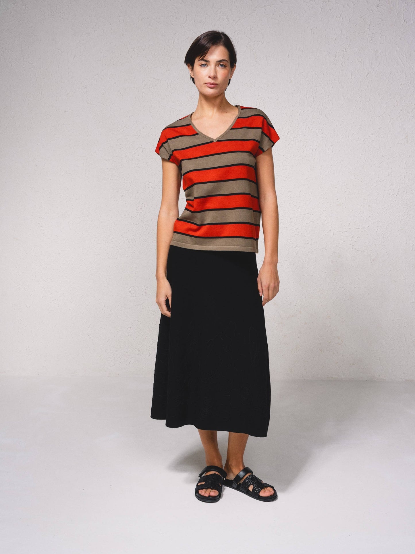 Maglione a righe a maniche corte con scollo a V