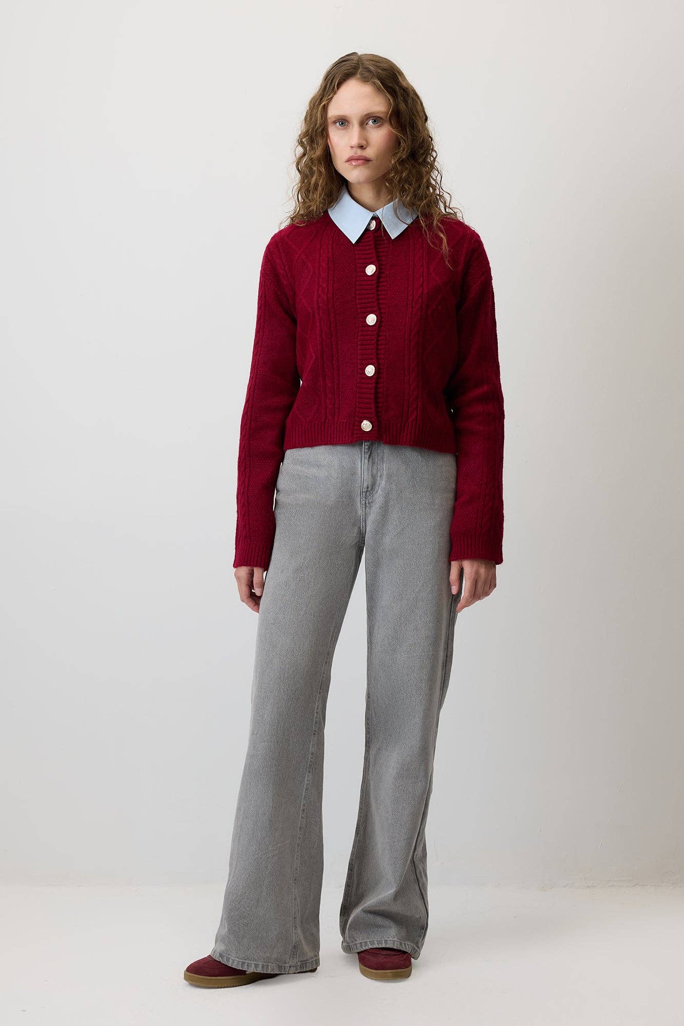 Cardigan in maglia a trecce bordeaux con bottoni