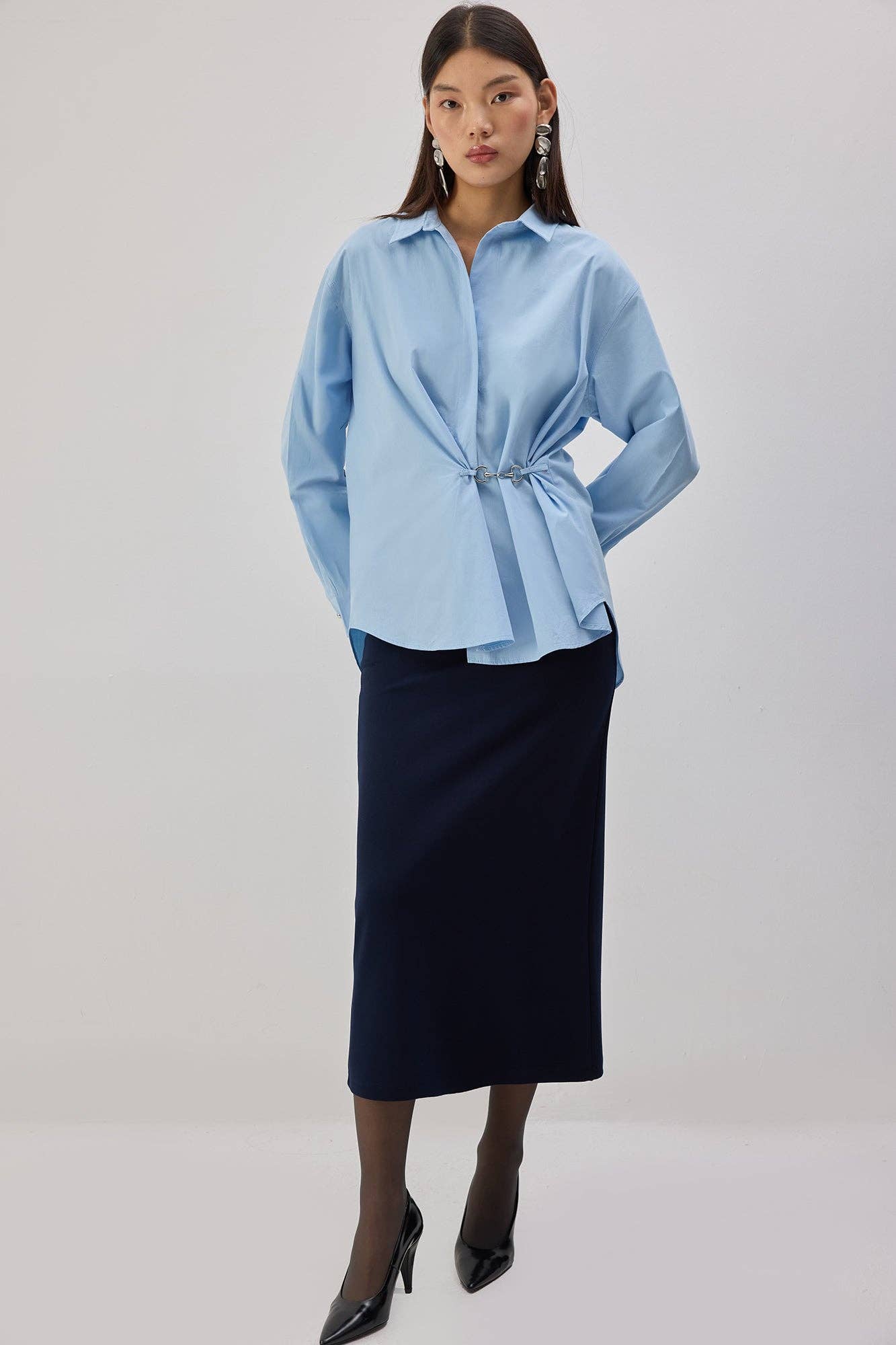 Camicia in popeline con accessori in metallo