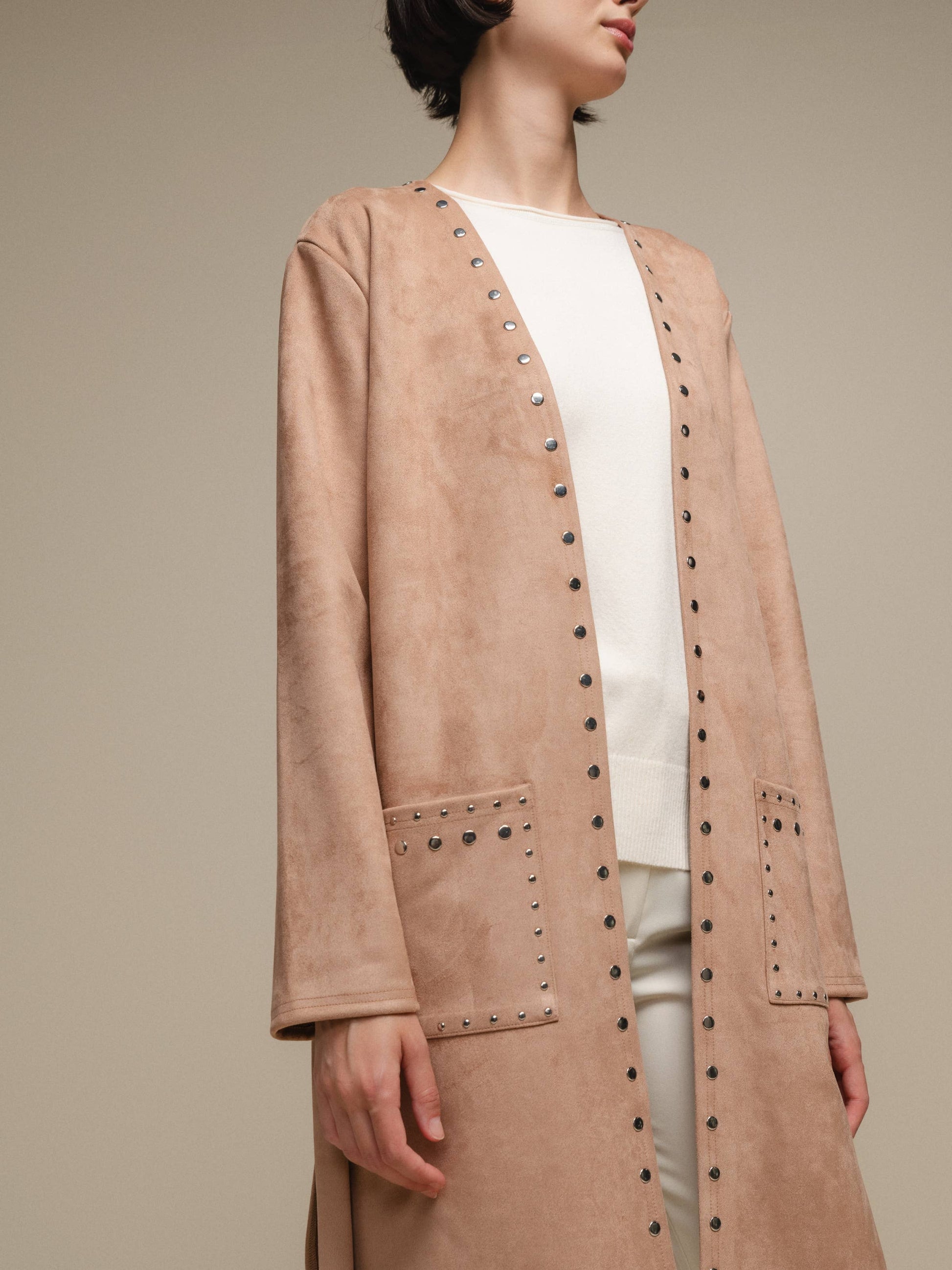 Cappotto donna effetto suede con borchie
