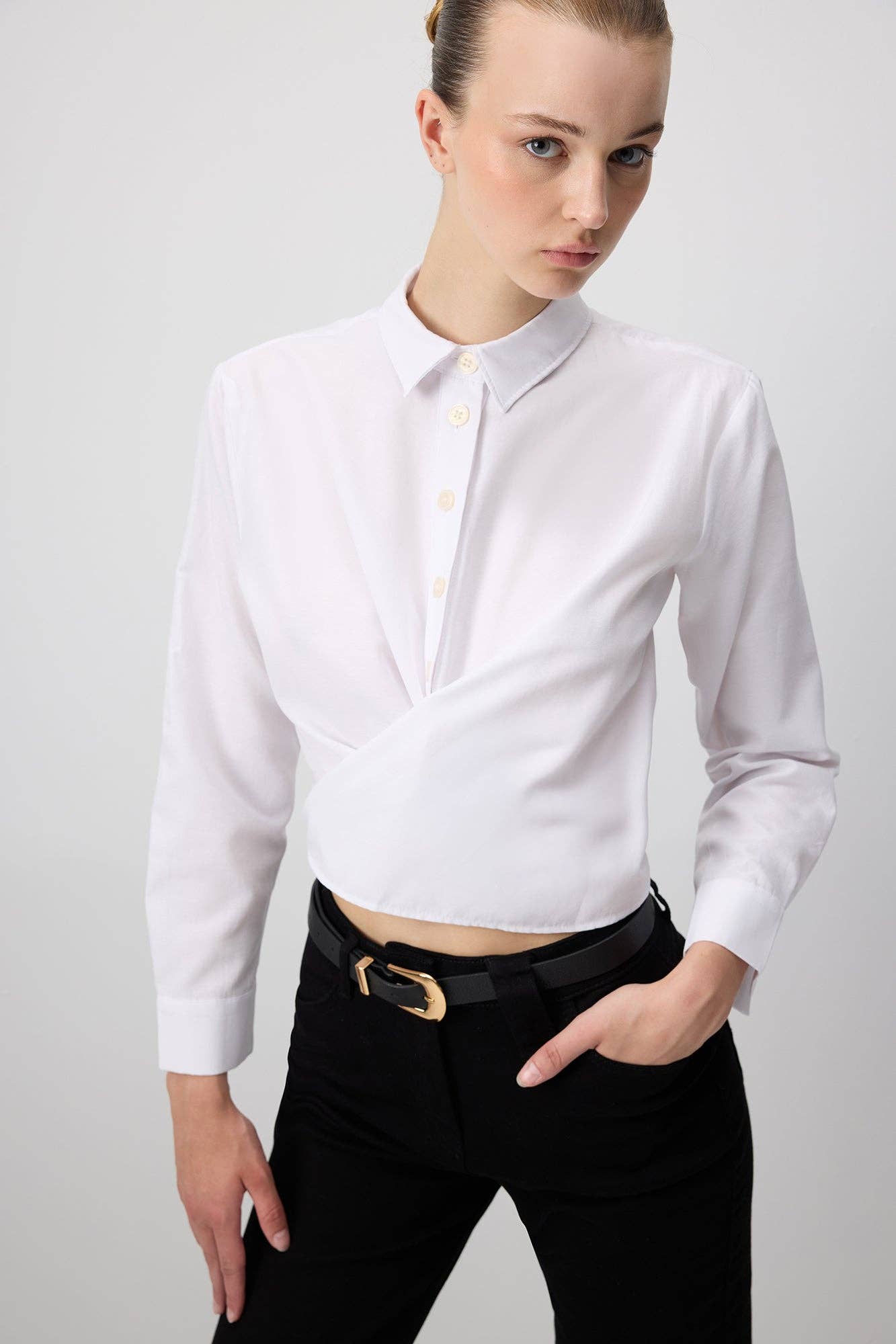 Camicia avvolgente cropped in popeline di cotone