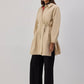 Trench corto beige con cintura
