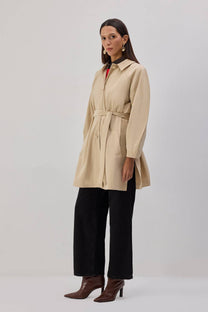 Trench corto beige con cintura