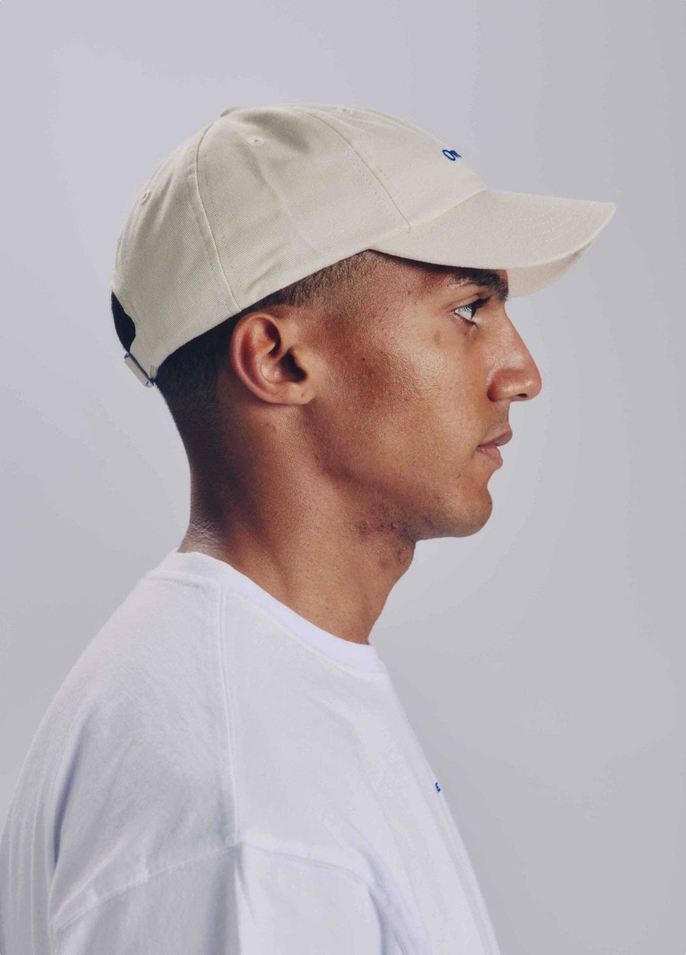 Cappellino beige con ricamo “Overthinking”