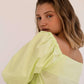Top corto verde lime in cotone biologico con maniche a sbuffo