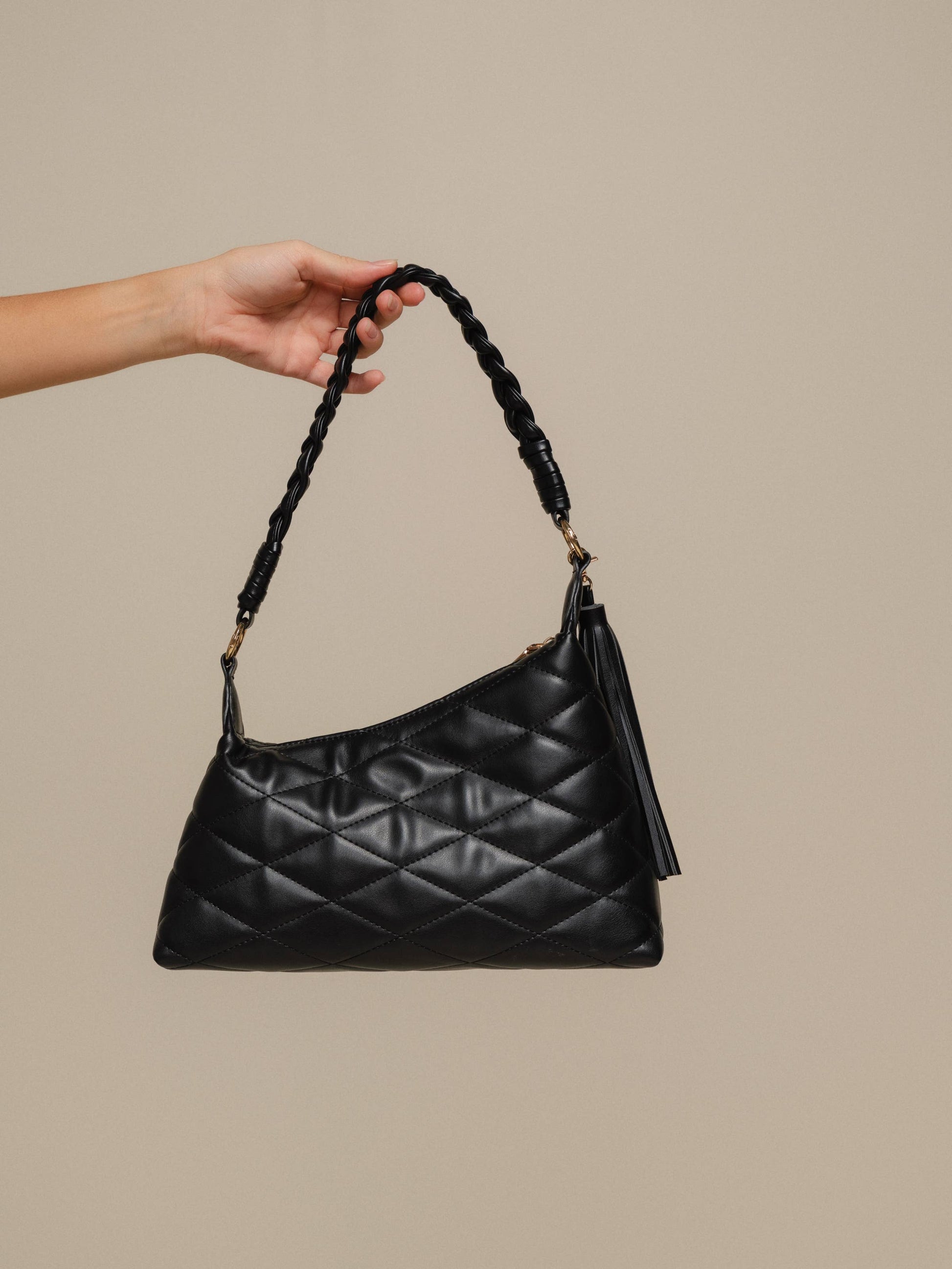 Borsa a spalla trapuntata in PU con manico intrecciato e nappina