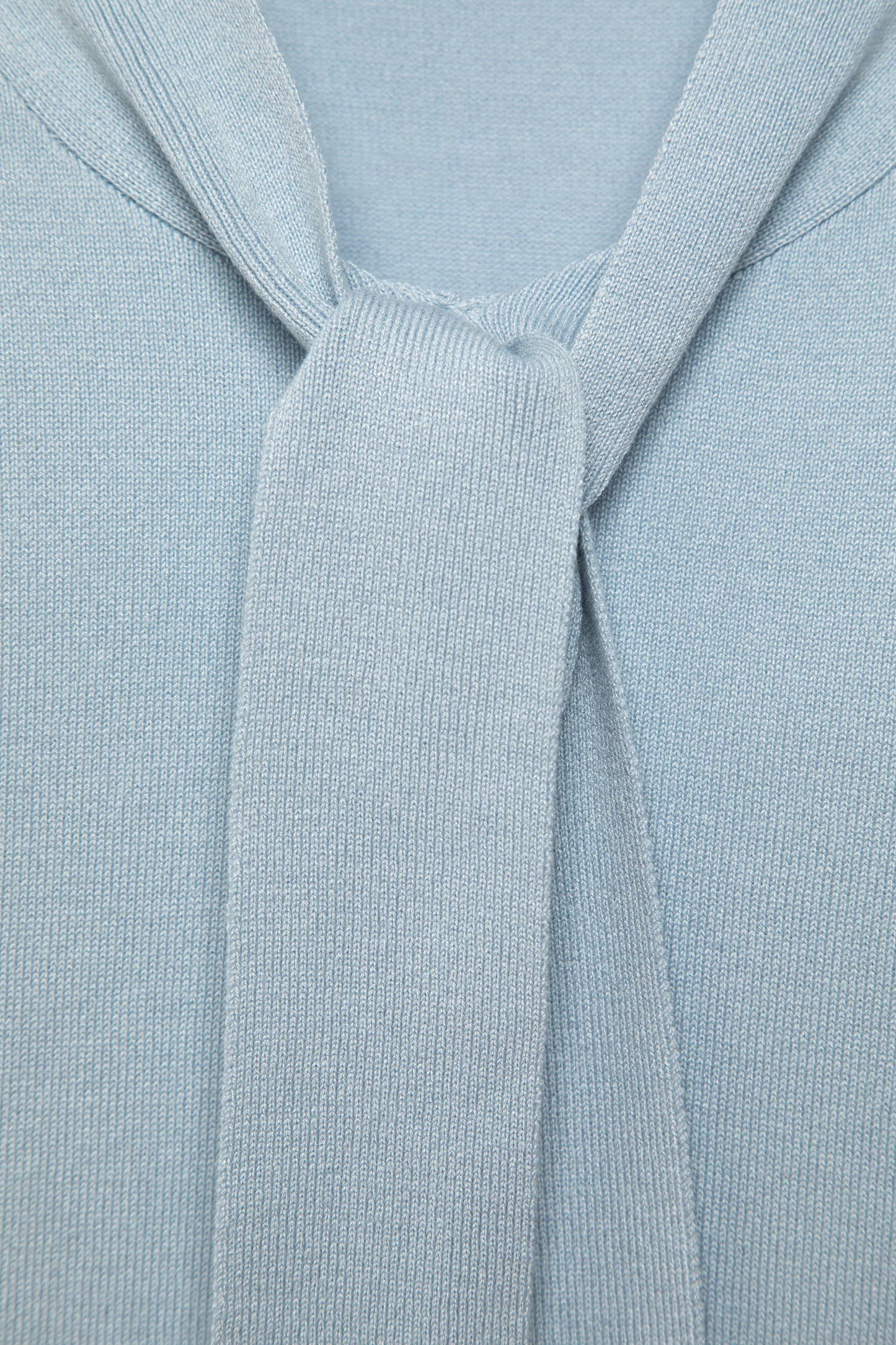 Maglione in maglia rasata con fiocco e scollo a V