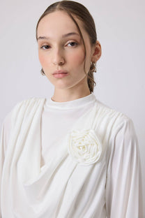 Camicetta drappeggiata con applicazione fiore