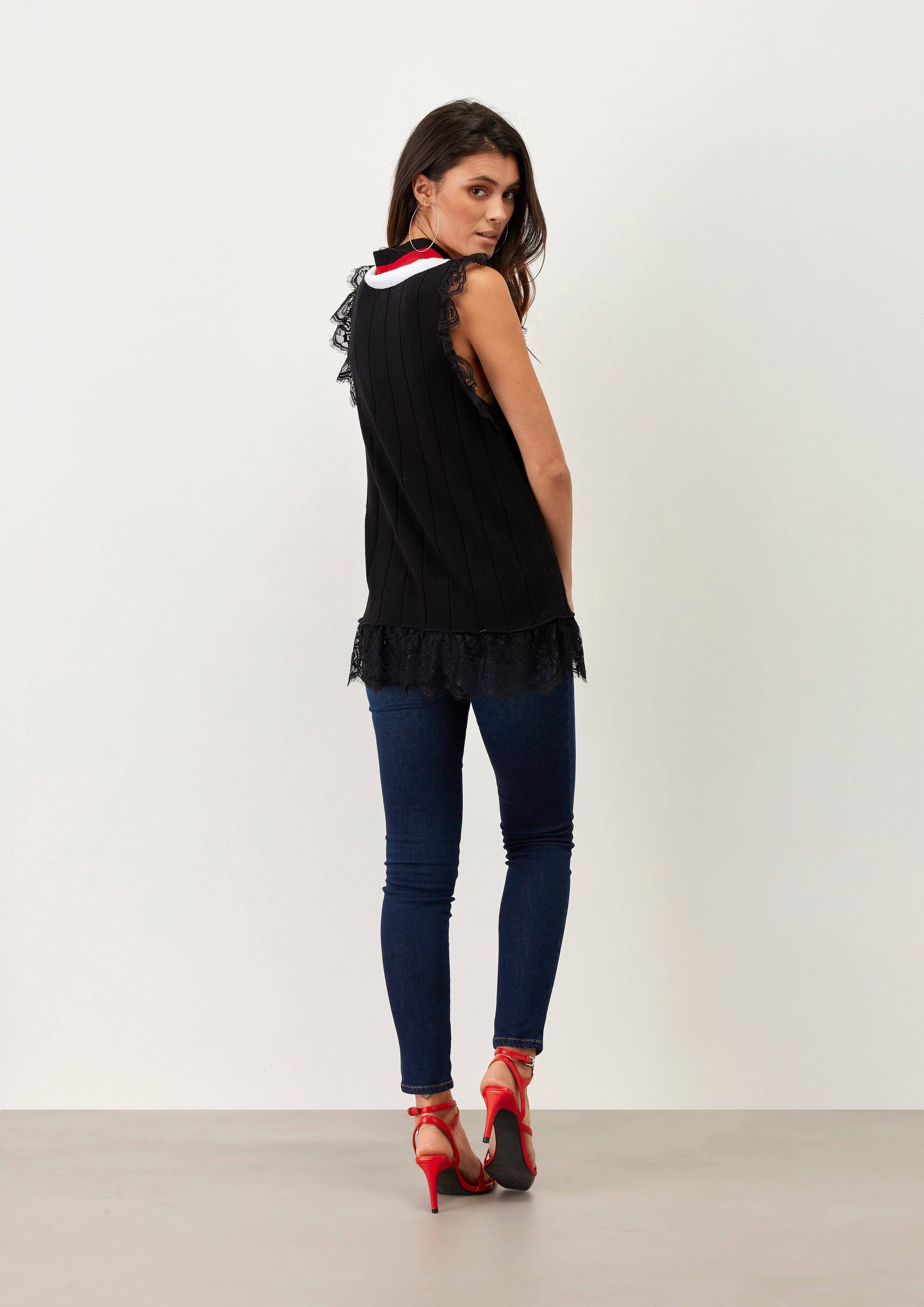 Top con scollo a V e volant in pizzo