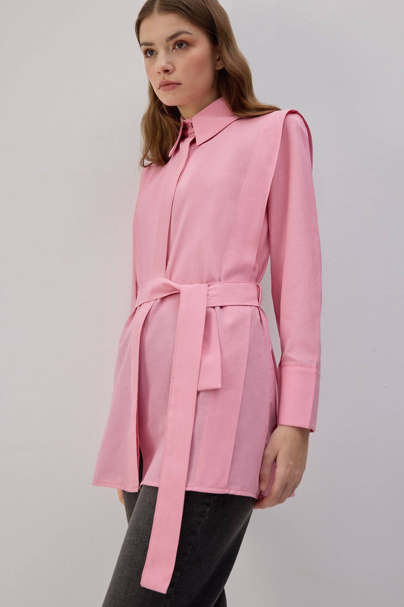 Camicia in popeline rosa con cintura