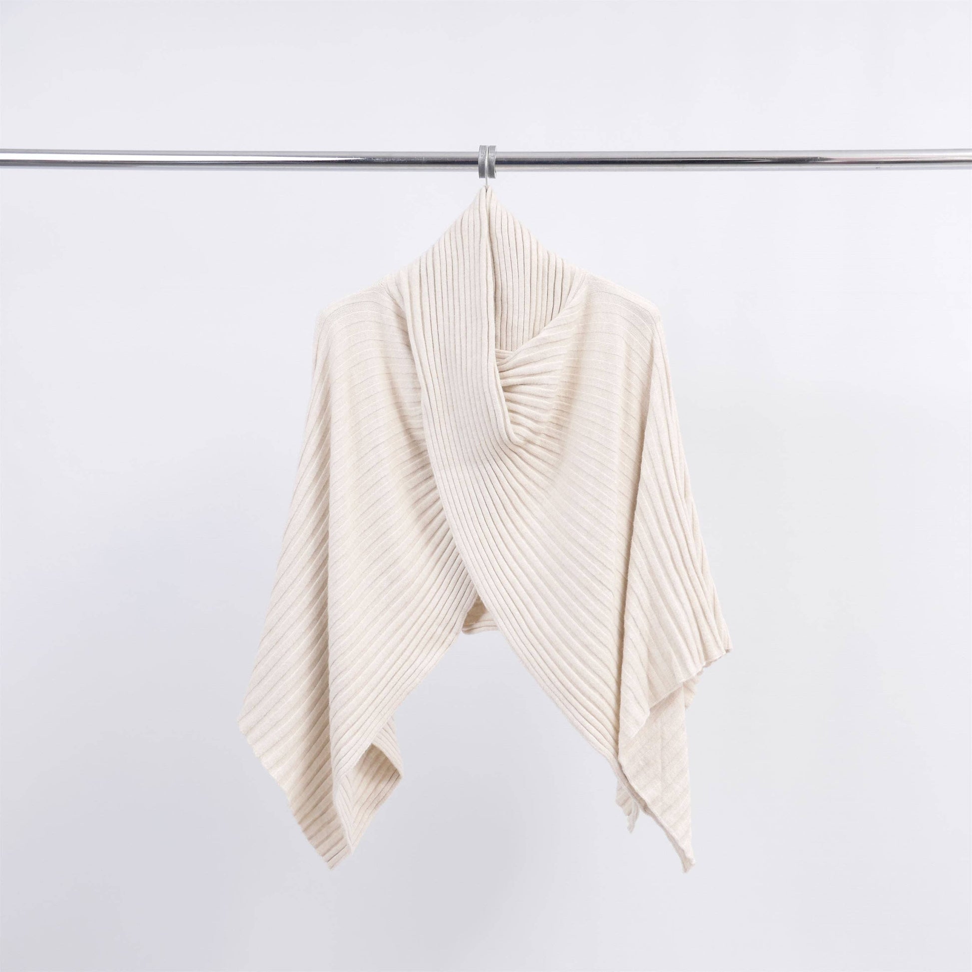 Poncho a coste asimmetrico in maglia morbida