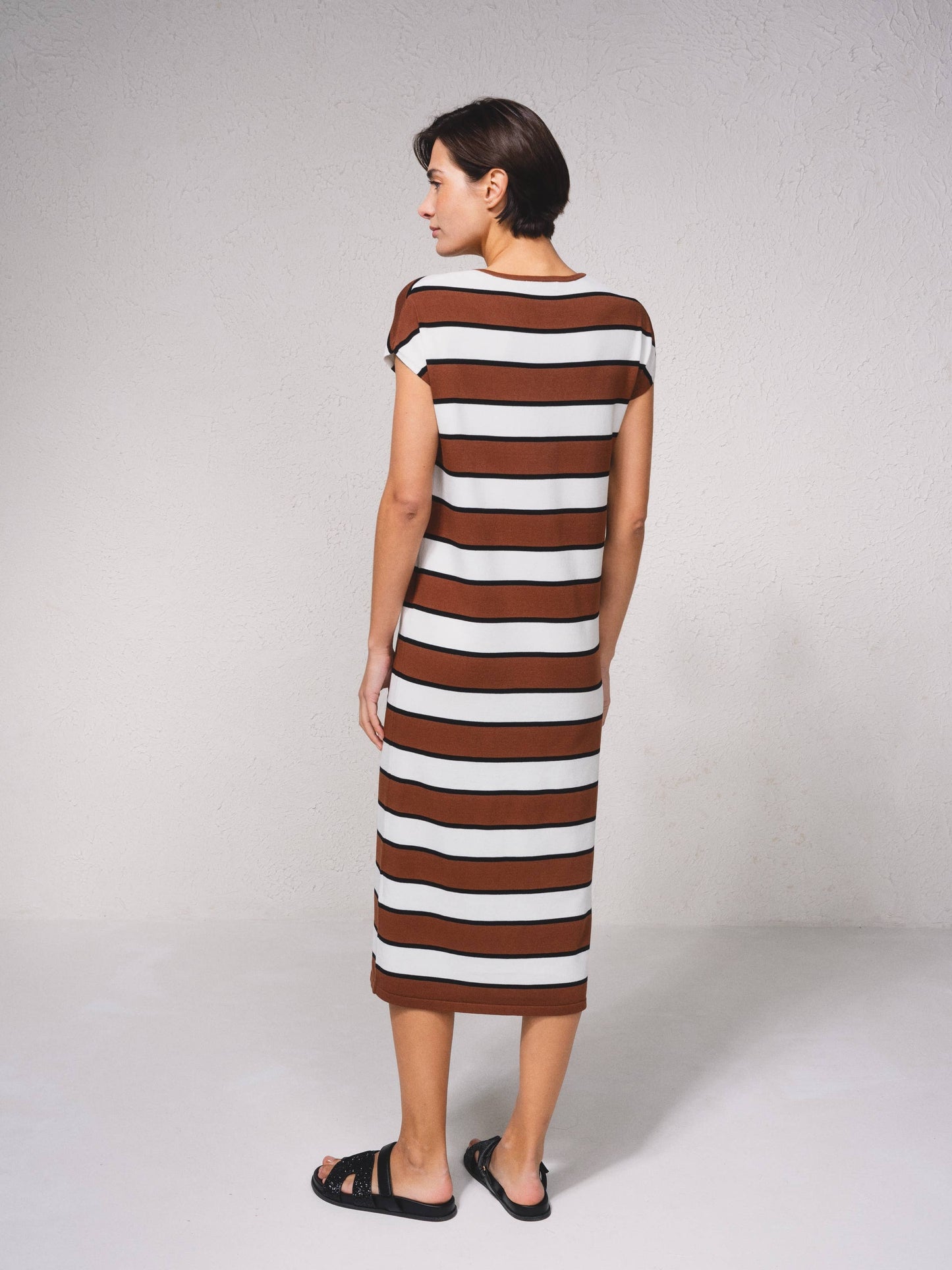 Abito midi in maglia a righe con scollo a V