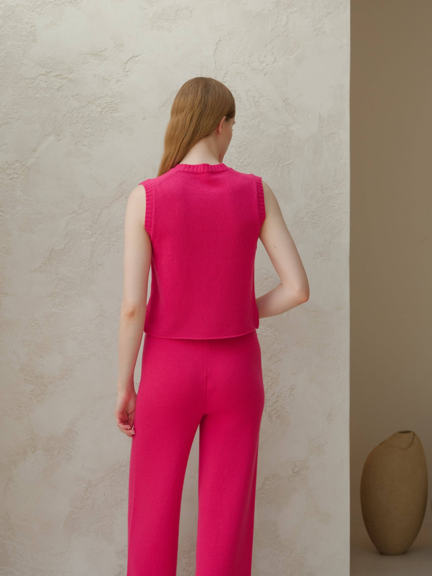 Top smanicato in misto cashmere con scollo a V