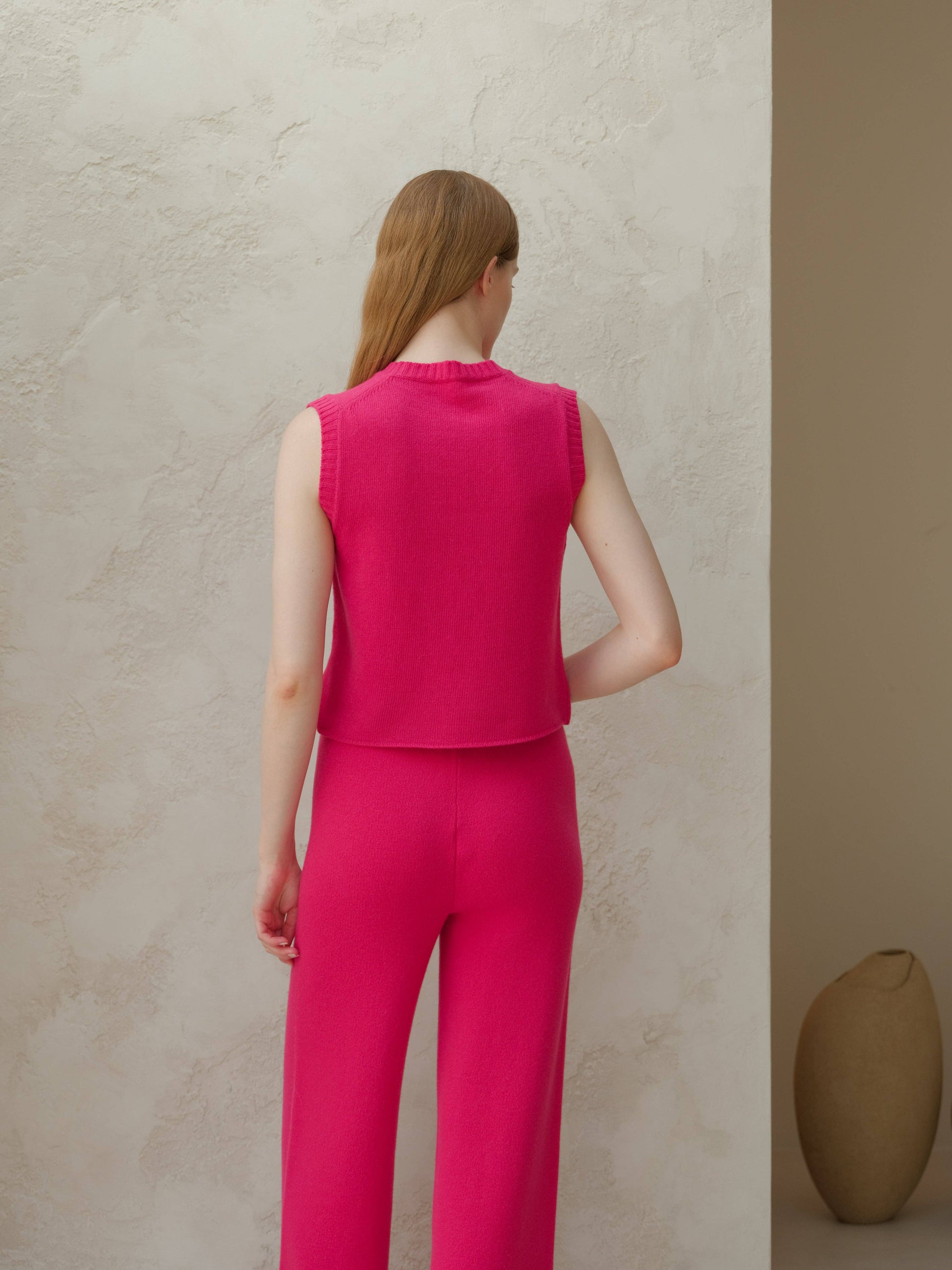 Top smanicato in misto cashmere con scollo a V