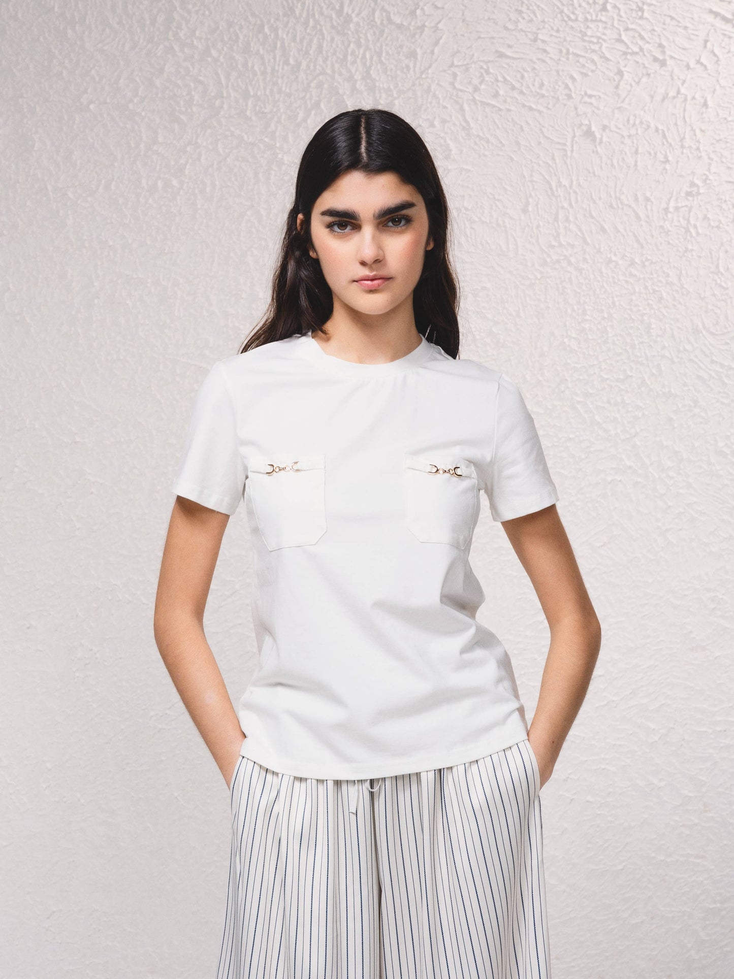 T-shirt aderente con tasche e dettagli a catena