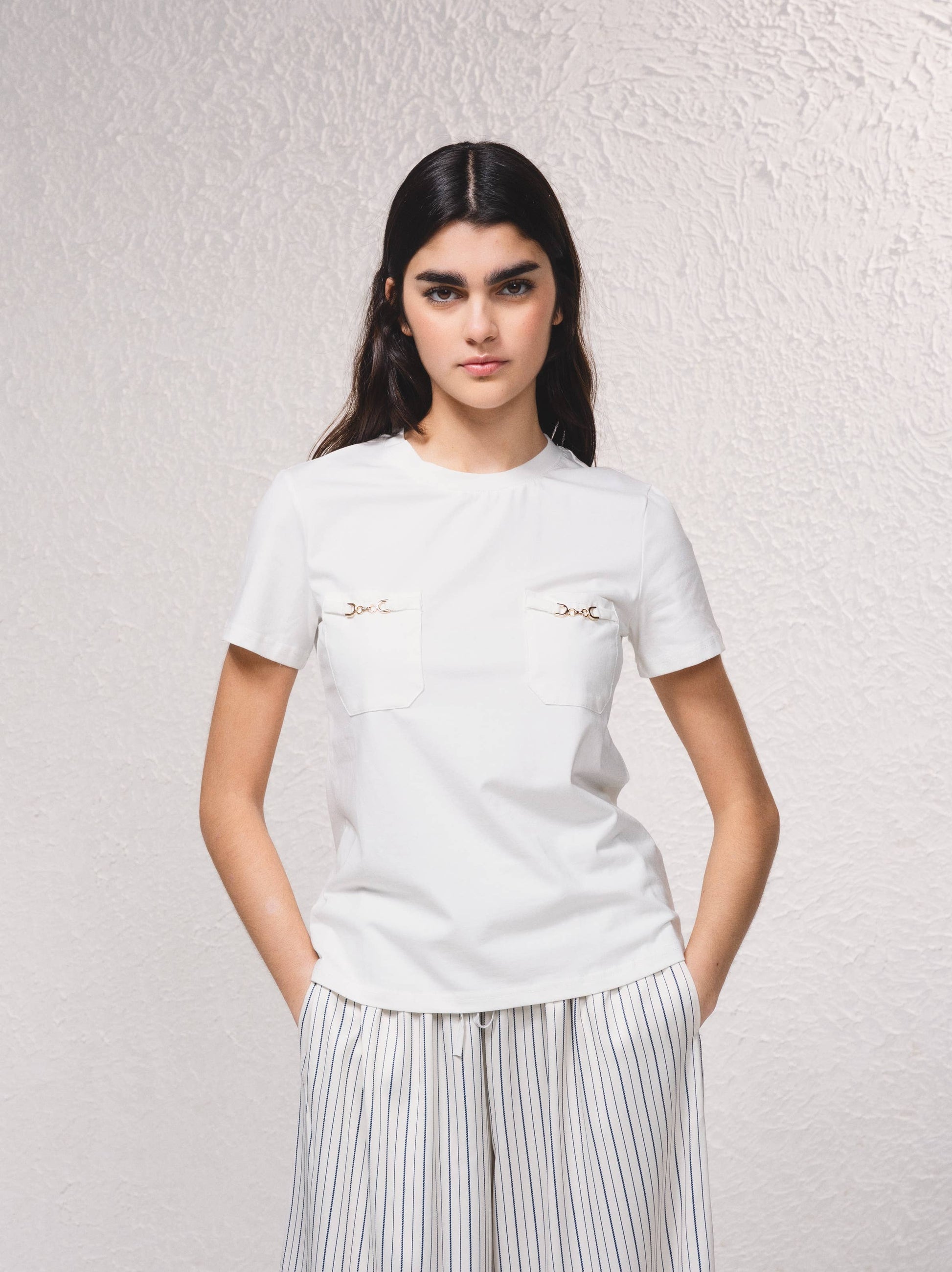 T-shirt aderente con tasche e dettagli a catena