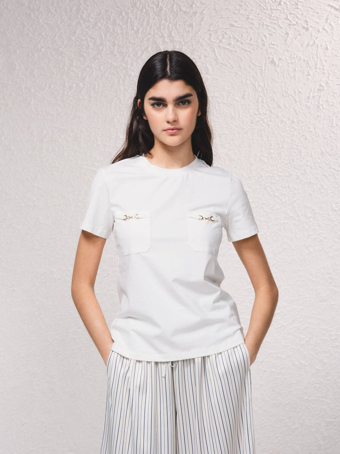 T-shirt aderente con tasche e dettagli a catena