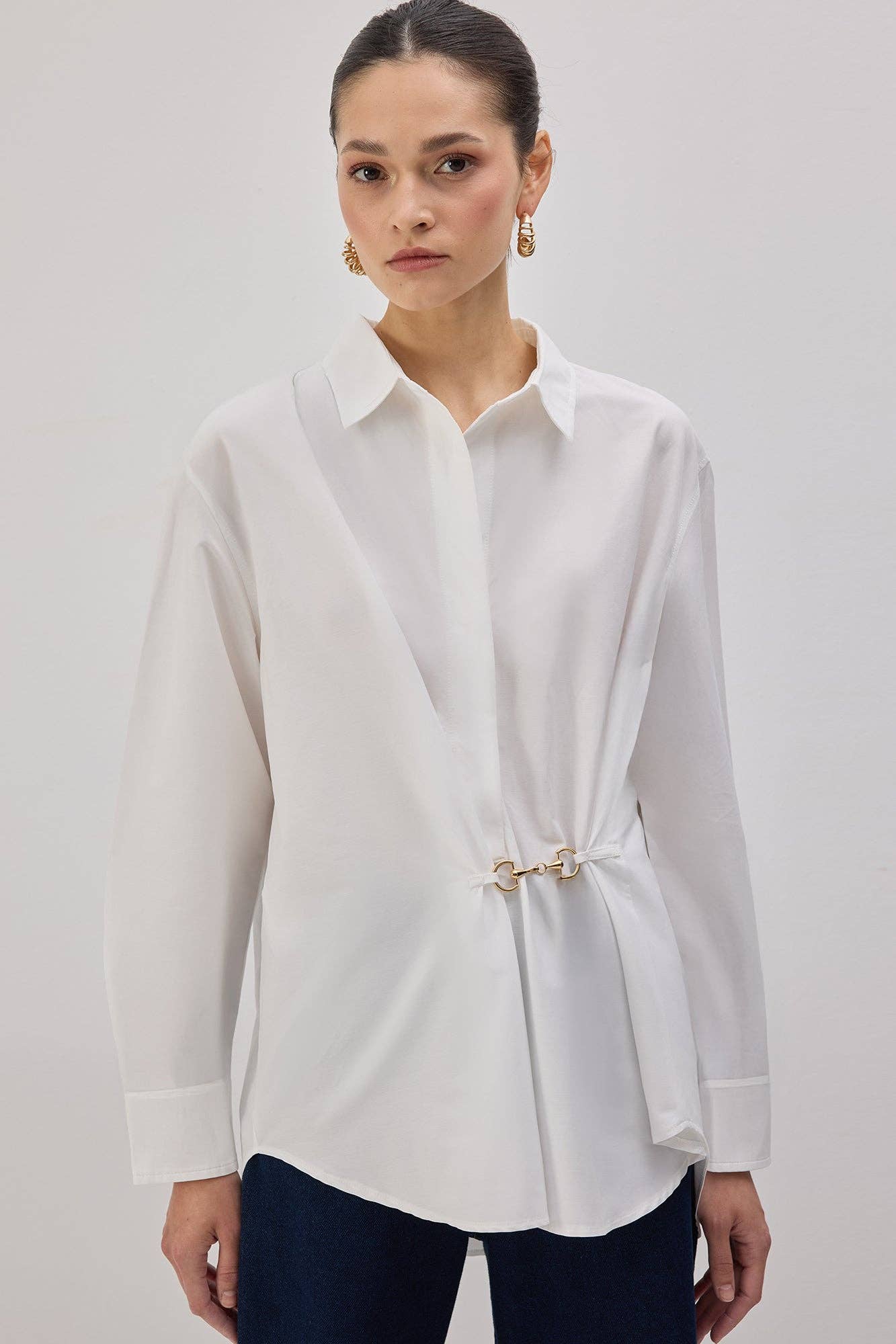 Camicia in popeline con accessori in metallo