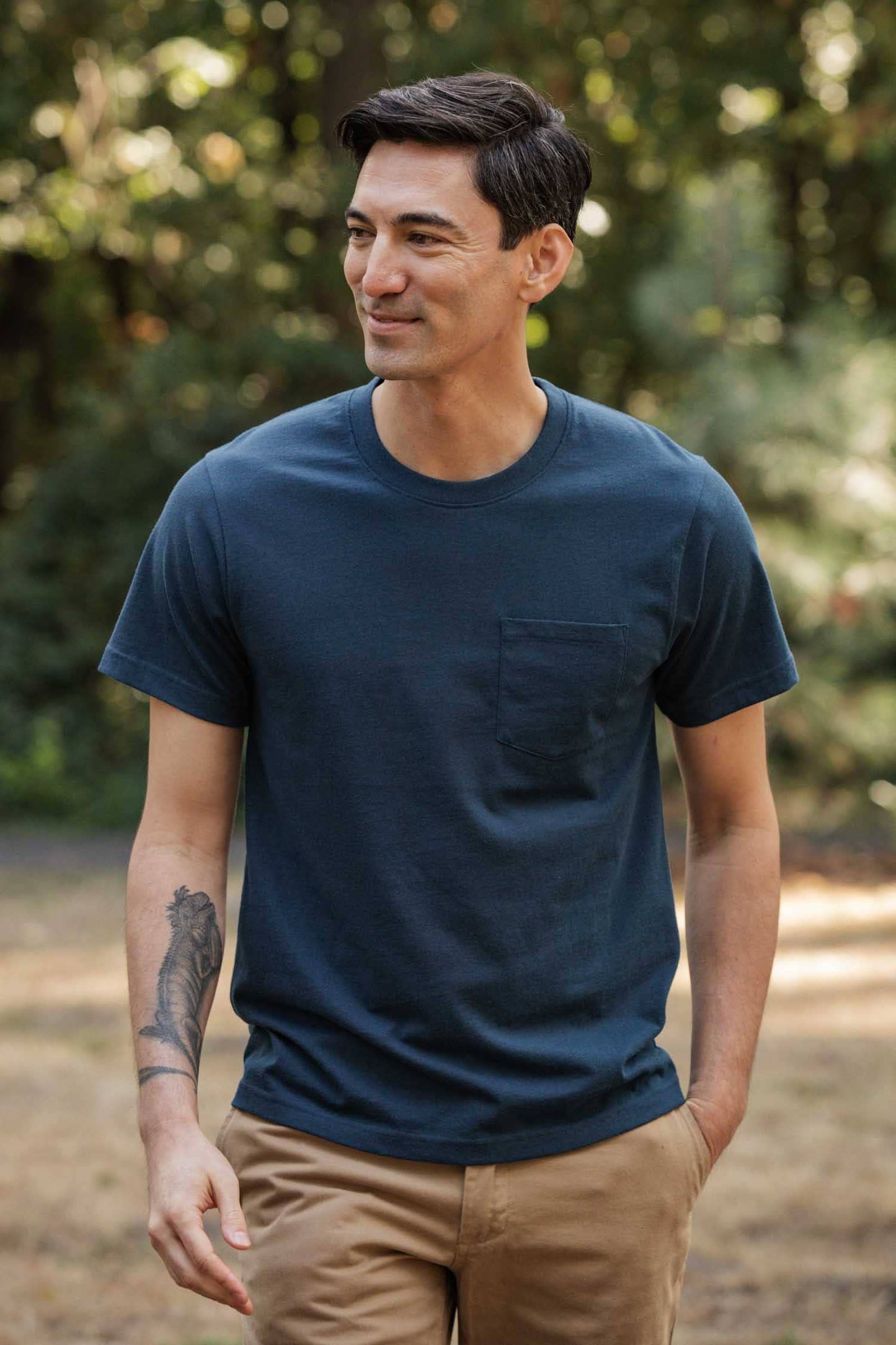 T-shirt sostenibile con taschino in cotone riciclato