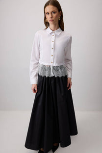 Camicia corta con orlo in pizzo e bottoni gioiello