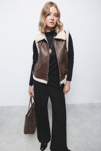 Gilet in pelliccia sintetica con colletto a fibbia
